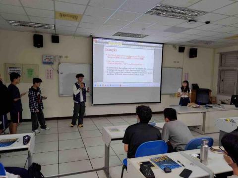 林家甄 - 大一英文課授課照片