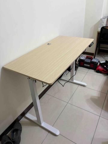 Angus liu - 電動升降桌組裝