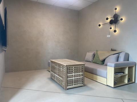 連于仁 - 4年前.位於新莊永樂街的全室微水泥.暖色系的牆面加地板