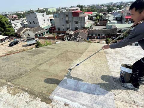 耀芯工程行 - 屋頂鋪設玻璃纖維網 抗裂止漏