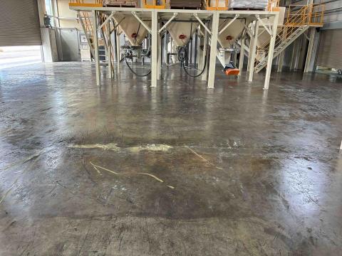 本川工程行 - EPOXY底漆刮洗兩道