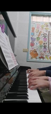 張老師鋼琴教學 - 小三學生上課照片~老師較注重初學基本指法技巧，日後進度比較順暢快速