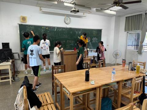 張靜雯 - 同樣的雙語營隊，我透過畫畫很快與學生打成一片（綠衣服是我）