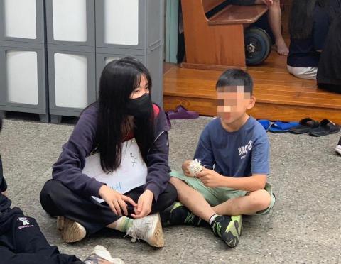 張靜雯 - 在大學一年級時參與服務隊，在當中學會和孩子如何建立關係。以及學會要用愛感化受網路文化影響導致常說髒話與比中指的行為。