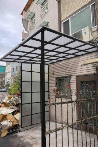 達閎金屬企業社 - 增設不銹鋼烤漆骨架搭配透明顆粒PC耐力板