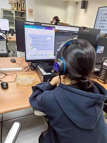 翁子捷 - 數位學伴時的上課畫面（自己做的簡報）