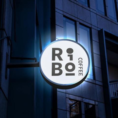 Ops House - 咖啡品牌商店招牌模擬。好的設計不只是平面圖案，更要在物理空間中展現品牌氣場與氛圍。