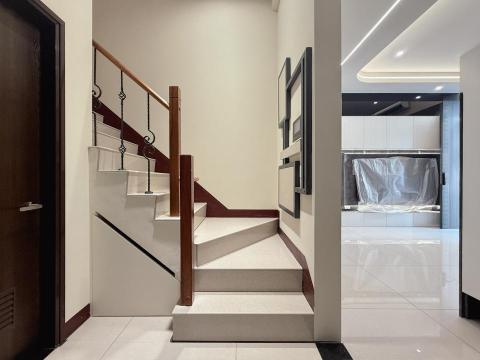 周玗苙 - 透天-樓梯下儲藏抽屜