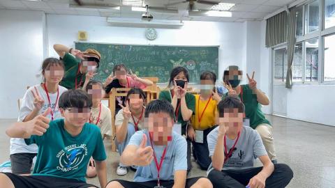 張靜雯 - 到嘉義某所國中當雙語營的輔導姐姐，與當地的國中生有很好的交流互動