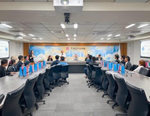 昀芷Yuna - 鹿兒島鹿屋市青商會與桃園龍潭青商會-姐妹會交流時的隨行翻譯照。（此照片為招待日本方至桃園市政府交流時的工作照）