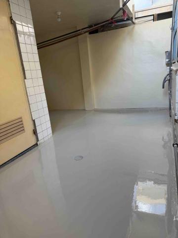 莊小吉 - 地面環氧樹脂（鄉霧色）牆面防水漆（米白色）