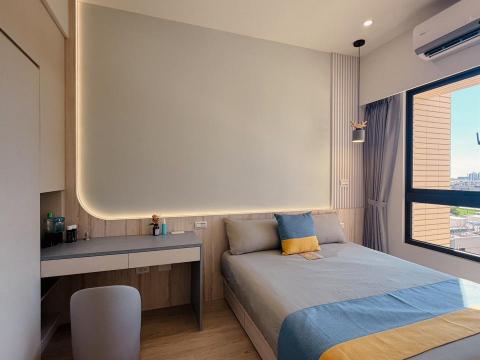 周玗苙 - 新屋2-主臥床頭背牆+牆面跳色+吊燈+書桌+化妝台+床+窗簾