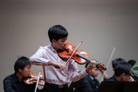 蘇煒程 - 高中為弦樂團的教學 以細膩的音樂表現和紮實的基本功為要求