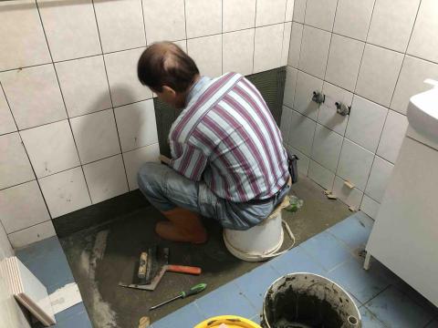 李松芳 - 拆浴缸補磁磚