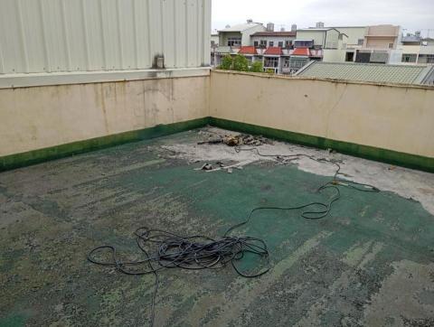 鐵皮屋頂漆，防水漆，圍籬，室內油漆都有承做 - 