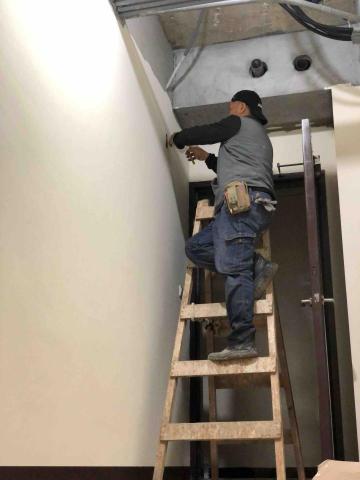 李松芳 - 開關安裝