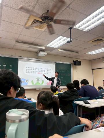 江育廣 - 於高師大的深耕課服隊，在星期三晚上幫助國小一至三年級學生課業輔導與團體授課
（照片是教導國小一至三年級學生情緒教育）