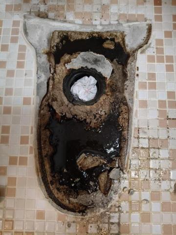 瑋成水電裝修工作室 - 施工中：馬桶底部漏水