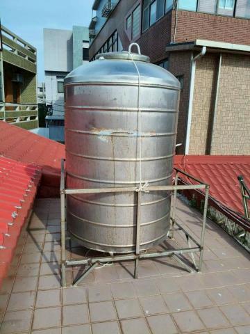 瑋成水電裝修工作室 - 施工前：移水塔至屋頂下方