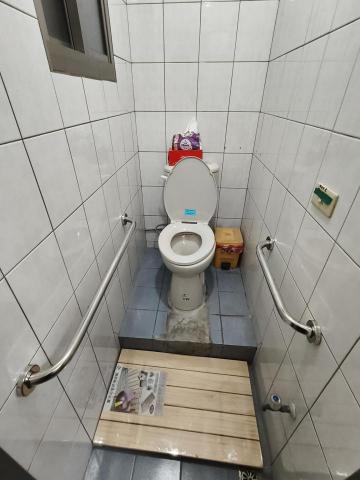 瑋成水電裝修工作室 - 施工後：蹲式馬通改坐式馬桶，含按裝安全扶手