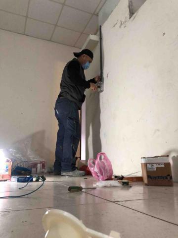 李松芳 - 更換插座開關