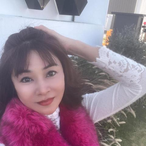 提供刮痧拔罐功效服務的專家楊秀英