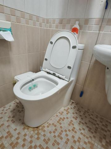 瑋成水電裝修工作室 - 施工前：馬桶底部漏水