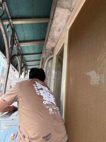 儒儒防水工程 - 窗框透明防水漆施作