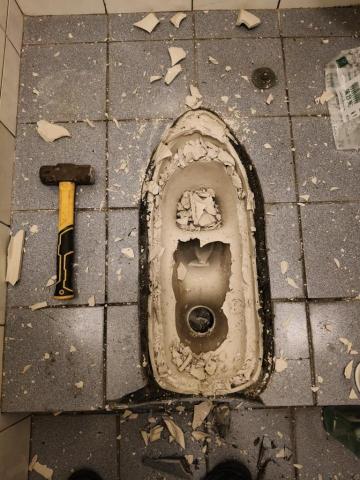 瑋成水電裝修工作室 - 施工中：蹲式馬通改坐式馬桶