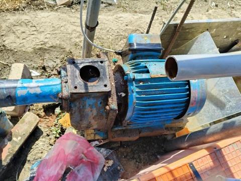 瑋成水電裝修工作室 - 施工中：農田抽水機出水處水管破裂