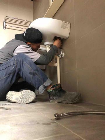 李松芳 - 安裝面盆龍頭