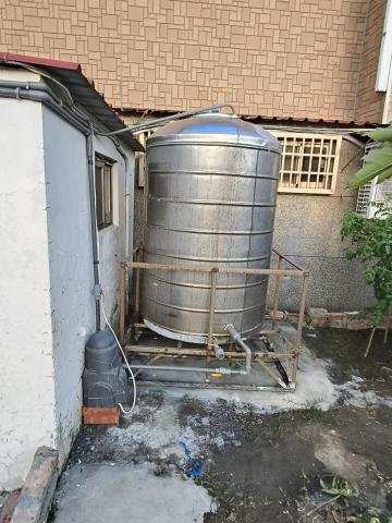 瑋成水電裝修工作室 - 施工後：移水塔至屋頂下方含接加壓機