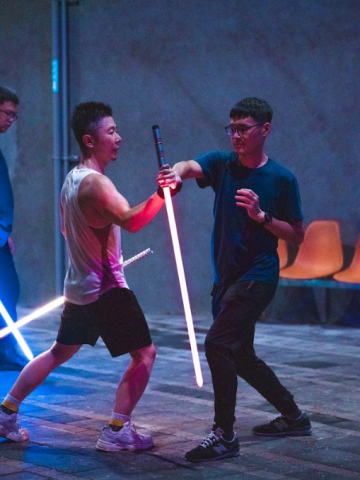 光劍俠James - 光劍演武小班制，指導學員的舞劍動作細節