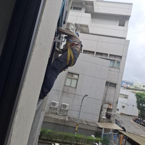 KE紫雲 - 二次窗，只能綁背負式安全帶這樣子新做鋁窗矽利康，材料DOW791