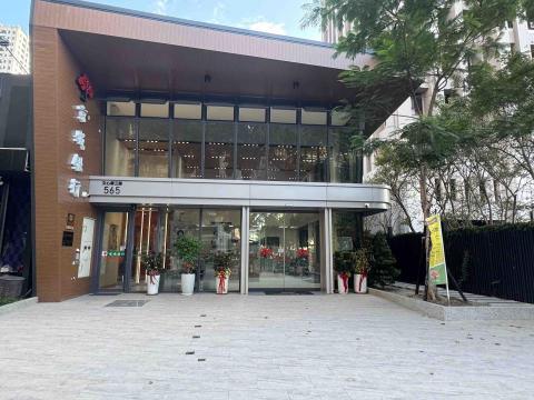 大銘室內裝修設計 - 台中南屯-京城銀行室內外裝修工程

施作項目：鋁企口/輕鋼架/輕隔間/藝術漆/鋁合金門窗/水電/泥作/木作/磁磚

#鋁格柵天花板
#鋁企口天花板
#室內設計
#室內裝修
#老屋翻新 
#專業統包工程
#大銘室內裝修設計
#DaMingInteriorDesign
