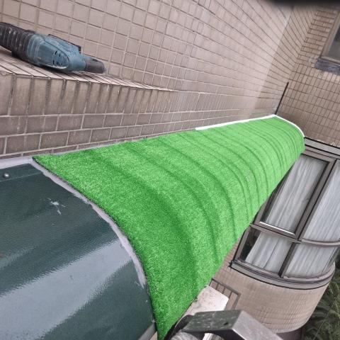 詠華工程有限公司 - 雨遮翻修，施工中未完成，作業項目防水，雨遮翻新及鋪設人工草皮