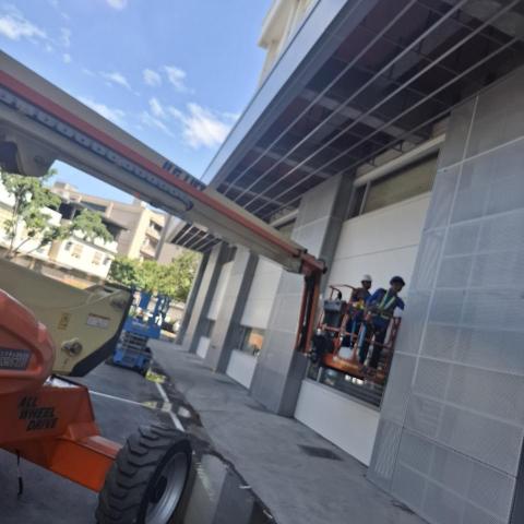 KE紫雲 - 高空自走車，三明治板及透空鋁板矽利康施作,材料DOW991