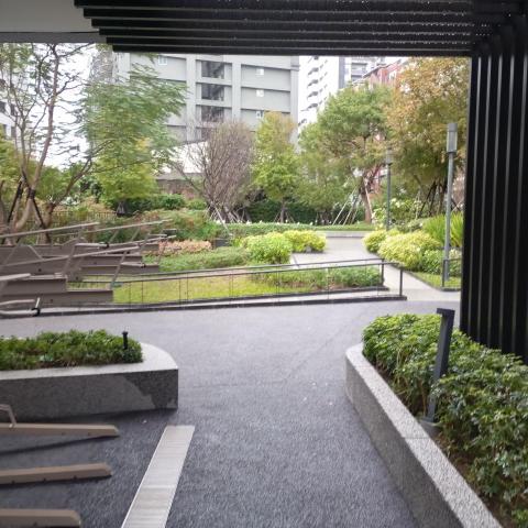 提供除草服務的專家蘇先生