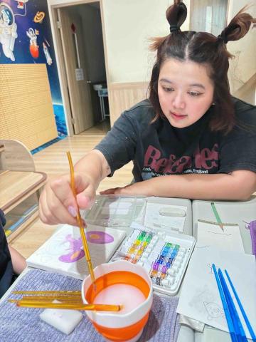 提供兒童美術服務的專家羅小恩