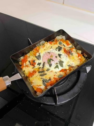 初心常在-Lena - 超簡單，快速上桌～這道一鍋到底的北非燉蛋（Shakshuka）以番茄、洋蔥、蒜頭與初榨橄欖油為底，搭配一顆雞蛋慢火悶煮3-5min，是兼具高纖、高蛋白與優質脂肪的蔬菜蛋料理主餐，適合作為控制體重、血糖與銀髮族的均衡主餐，可以單獨吃，或搭配主食如全麥麵包、地瓜、南瓜、玉米&hellip;