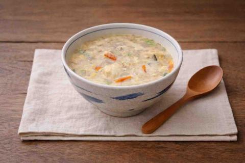 初心常在-Lena - 這道一鍋到底的「3 蔬味增豆漿糙米燕麥粥」，以豆漿為蛋白質與鈣質基底，加入糙米與燕麥雙全穀，再搭配三種蔬菜（洋蔥、香菇、紅蘿蔔）帶出甜味，再以味增調味，是一碗同時兼顧植物蛋白、優質碳水與膳食纖維的高飽足暖胃主食。

	需要控制體重、血糖或三高、銀髮族、素食者、乳糖不耐或不喝牛奶者。