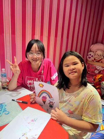 鄭芷棋 - 到菲律賓參加志工，教導Home家的小孩畫插畫