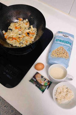 初心常在-Lena - 這道一鍋到底的「3 蔬味增豆漿糙米燕麥粥」，以豆漿為蛋白質與鈣質基底，加入糙米與燕麥雙全穀，再搭配三種蔬菜（洋蔥、香菇、紅蘿蔔）帶出甜味，再以味增調味，是一碗同時兼顧植物蛋白、優質碳水與膳食纖維的高飽足暖胃主食。

	需要控制體重、血糖或三高、銀髮族、素食者、乳糖不耐或不喝牛奶者。