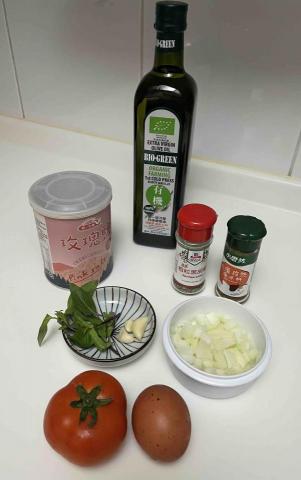 初心常在-Lena - 超簡單、快速料理，這道一鍋到底的北非燉蛋（Shakshuka）以番茄、洋蔥、蒜頭與初榨橄欖油為底，搭配一顆雞蛋慢火悶煮3-5min，是兼具高纖、高蛋白與優質脂肪的蔬菜蛋料理主餐，適合作為控制體重、血糖與銀髮族的均衡主餐，可以單獨吃，或搭配主食如全麥麵包、地瓜、南瓜、玉米&hellip;