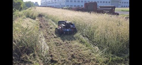 沐倡除草專家 - ? 草再高，也難不倒我們！
只需 #55款遙控割草機 出動 ?

當雜草長得比人還高，別緊張，交給專業的就對了。

這次現場的草高超過人肩、地形厚密又不平，
但 #沐倡除草專家 的遙控割草機依然穩穩前進&mdash;&mdash;
不卡草、不熄火，割得乾淨俐落又從容，真的是 #從從容容游刃有餘?

? 一趟割完，地面平整、雜草清除，
土地重新露出原本的模樣。

? 服務範圍：雲林以南
?預約洽詢：LINE 官方帳號 ➜ @768gvecp

#沐倡除草專家 #遙控割草機 #高草挑戰 #割草職人 #土地整頓 #綠地維護 #除草服務