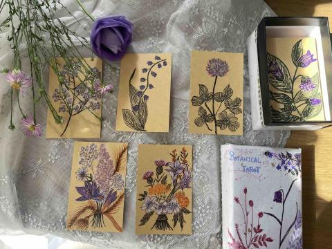 Peggy Ho - 自繪Plants Tarot 
100張植物花卉牌卡
占卜?
問題??&zwj;♀️
解答?