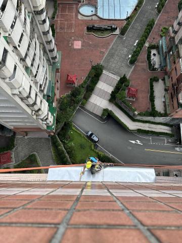昭寧外牆-林承尚 - 採光罩安裝
貼人工草皮
施打速利康