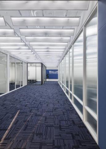 氛圍室內裝修有限公司 - 美商科技業廠辦
800坪科技業辦公室重新設計翻修，運用企業品牌識別色藍灰白為主色調，並擷取半導體科技產業矩陣概念，作為空間設計的識別基礎，呈現簡約幹練的質感。