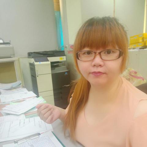 提供指甲光療機服務的專家薇伊