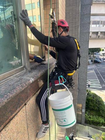 昭寧外牆-林承尚 - 施作日常
施打PU膠